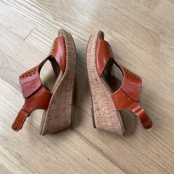 Comfortiva Leather Cork Wedge Sandals Size 8.5 in Excellent Condition - Picture 7 of 13